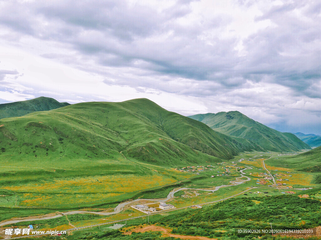 山间绿野溪流美景