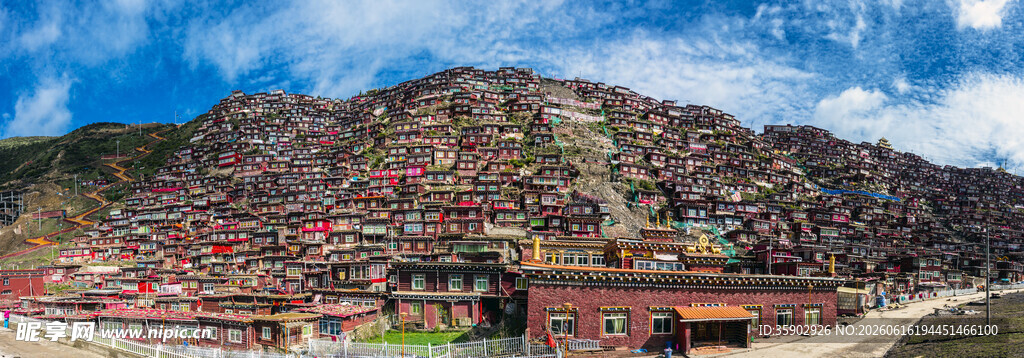 山坡五彩经幡景观