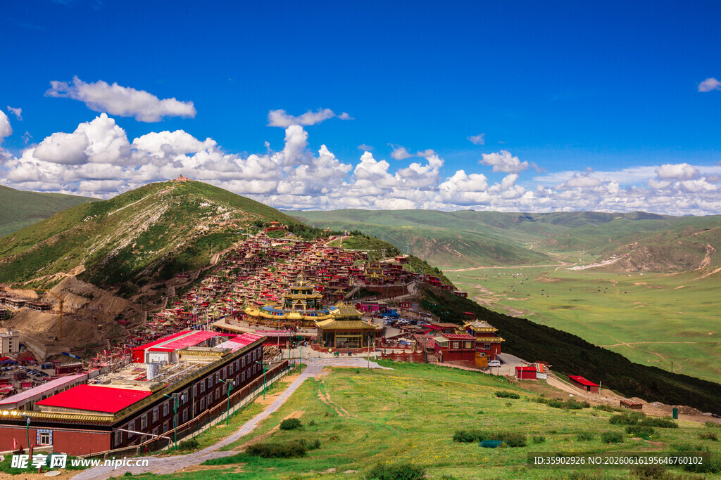 藏区山间壮丽寺院景观