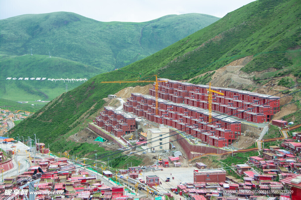 山间壮观的藏式建筑群