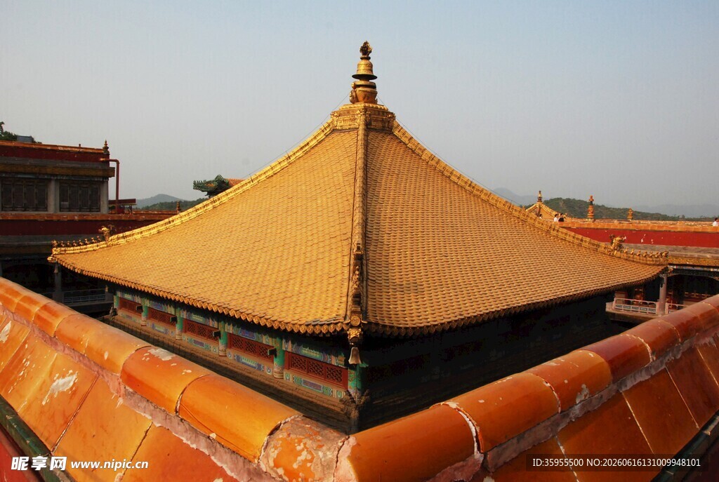 中式古建筑屋顶一角