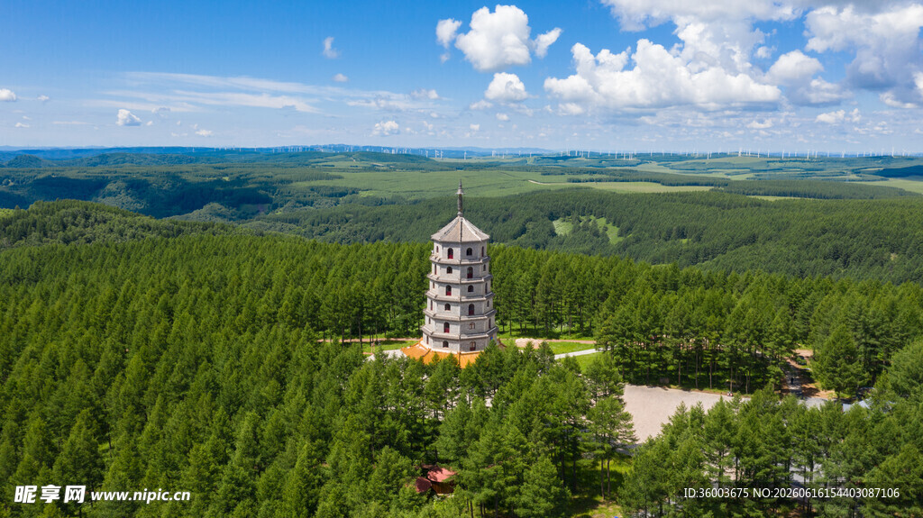 山林中的古朴高塔