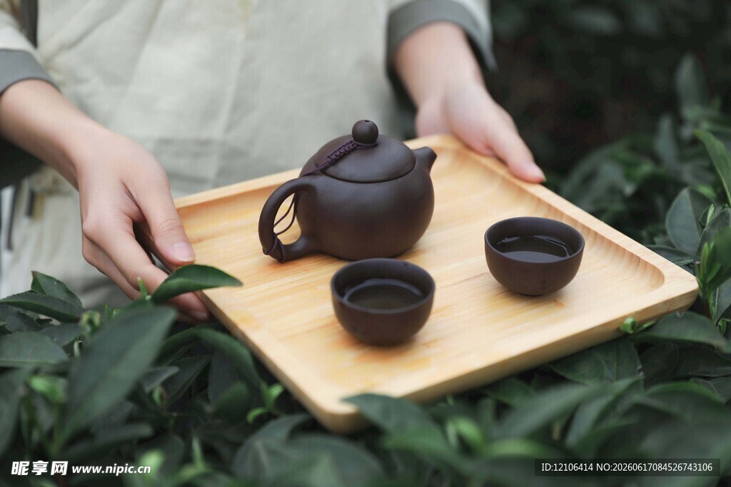 手持茶盘展示茶具