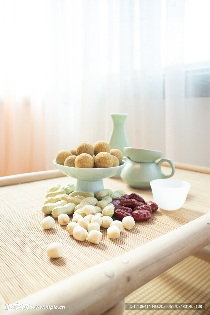 中式茶点与茶具雅致组合
