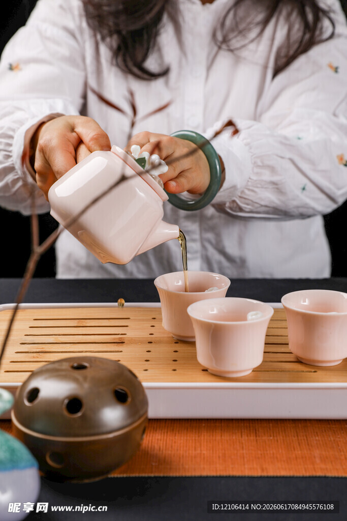 优雅茶艺表演瞬间