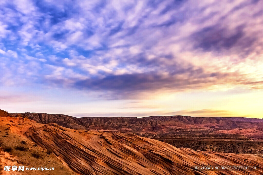 壮丽峡谷的绚烂天空