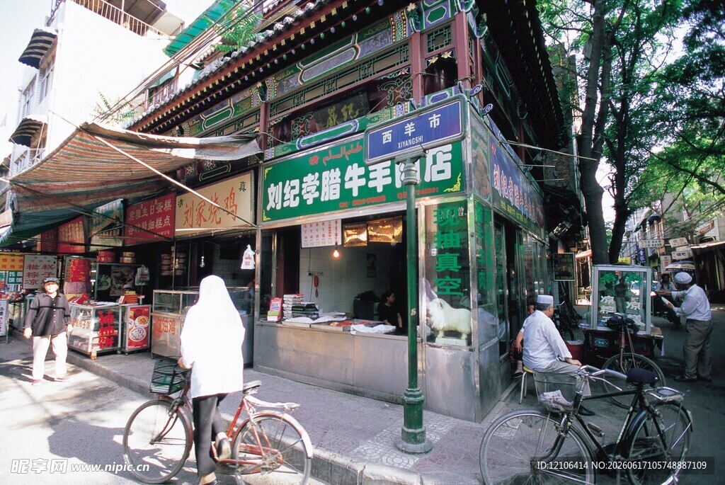 街边复古风格的绿色商铺