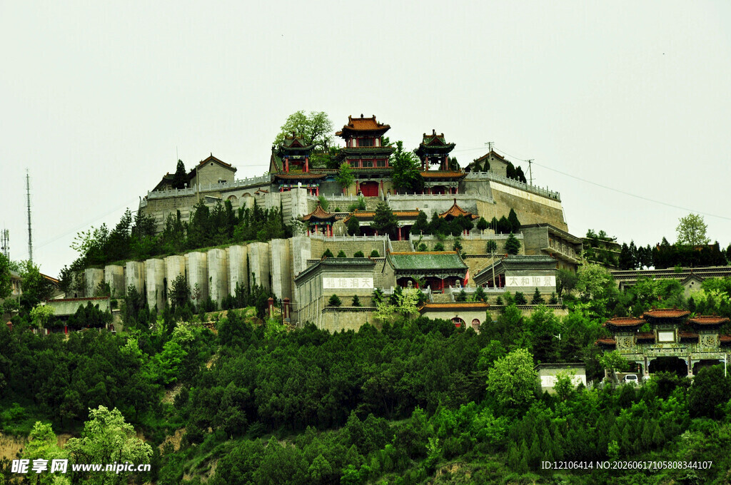 山上的中式建筑群