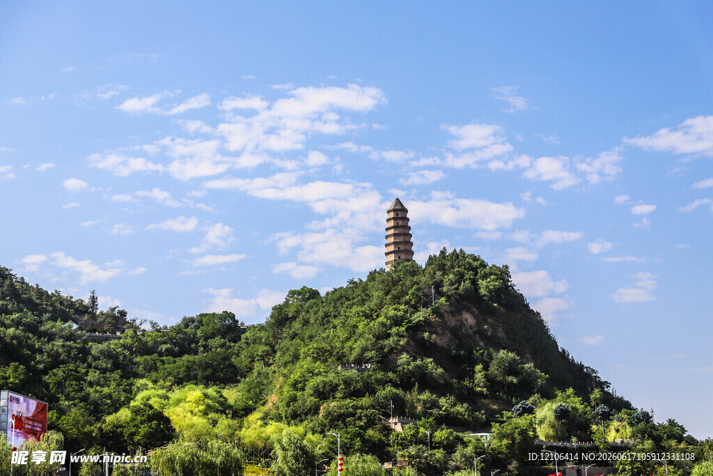 山顶古塔绿意环绕之景