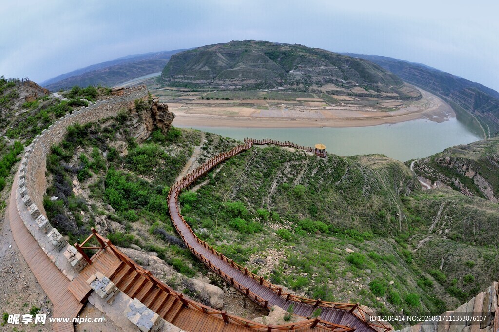 俯瞰壮丽长城与广袤山河