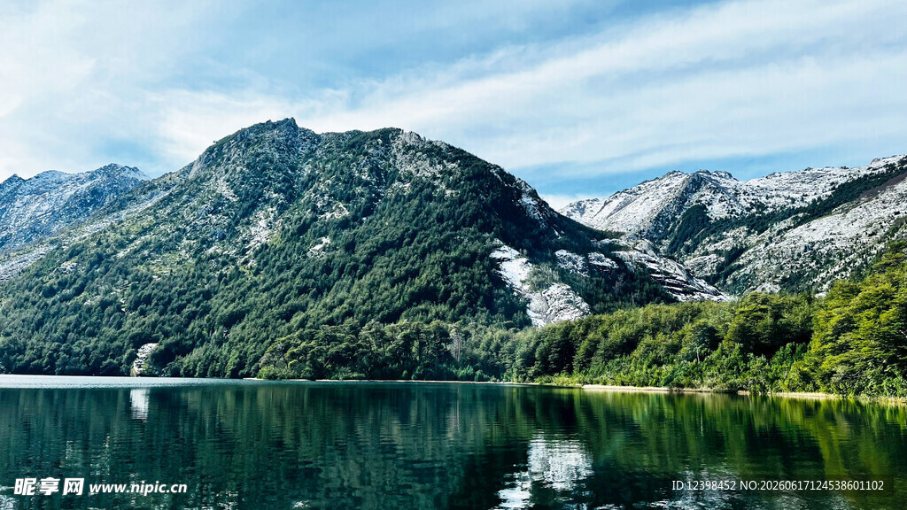 秀丽山水间的宁静湖泊
