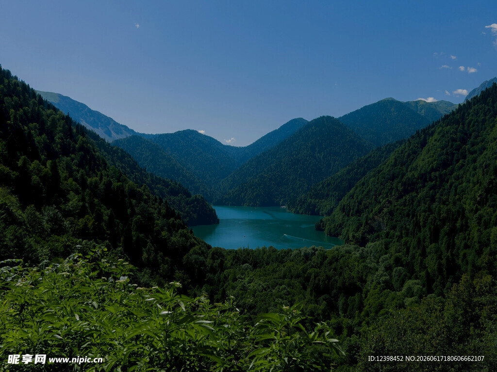 山间幽湖