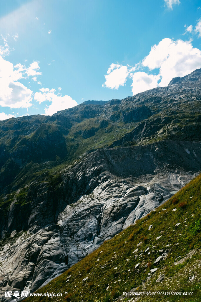 高山草甸间的壮美山谷景观