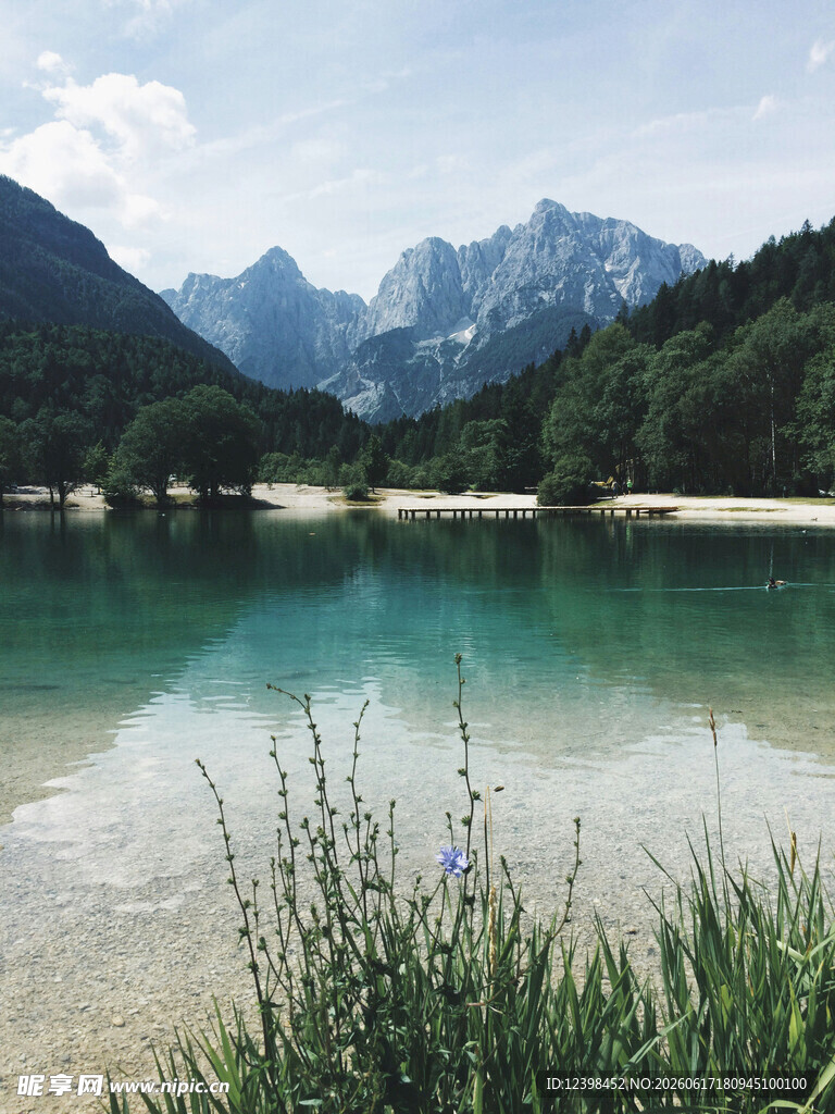 湖畔青山美景