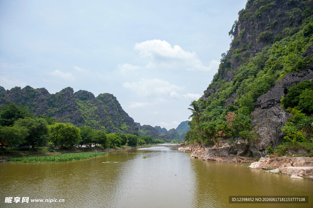 秀丽山水间的宁静河道