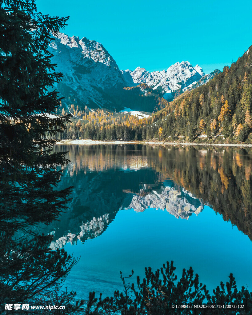 宁静山湖美景