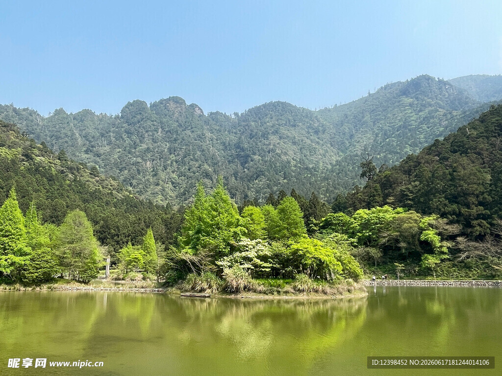 青山绿水间的静谧湖景