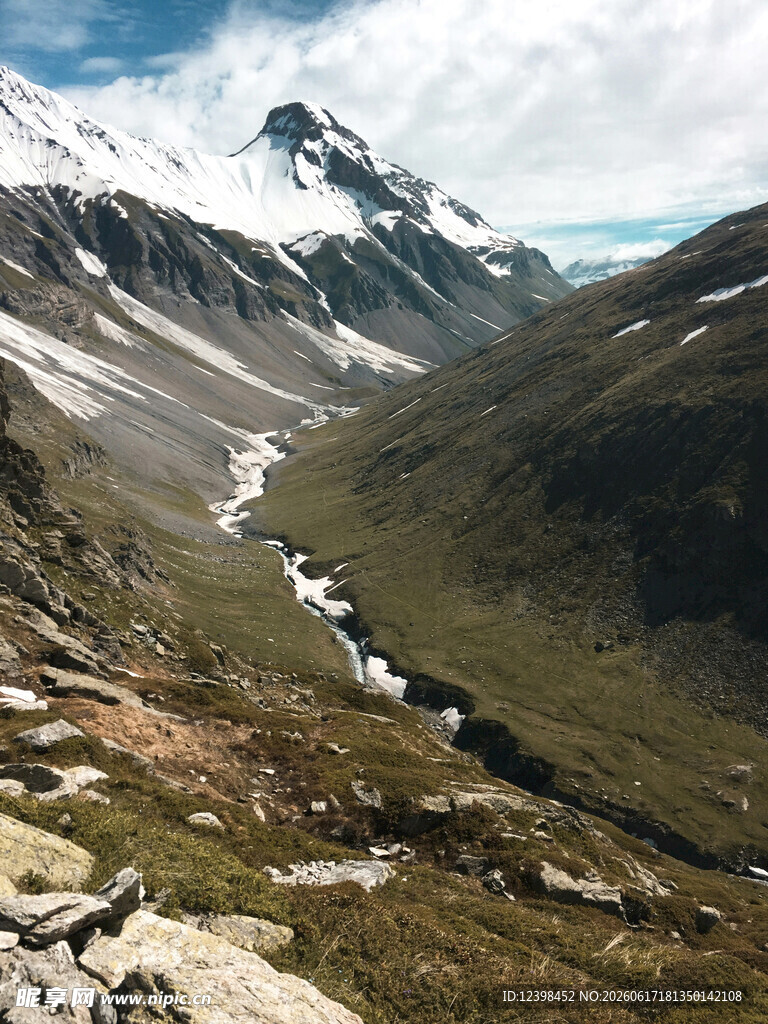 高山峡谷间的壮丽自然景观