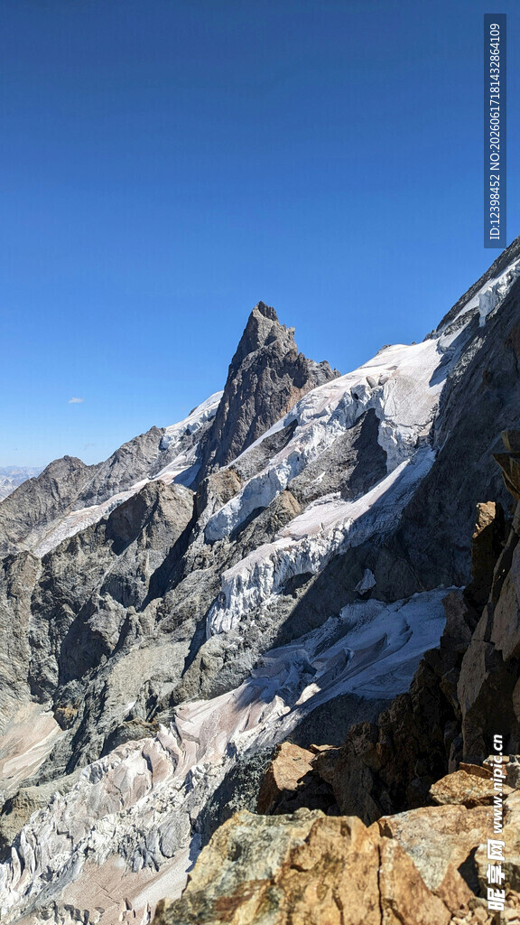 巍峨雪山壮丽景致