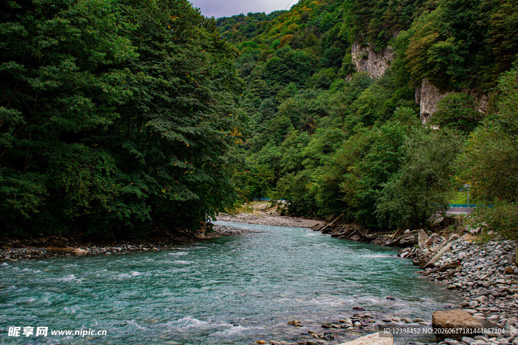 山间清澈溪流