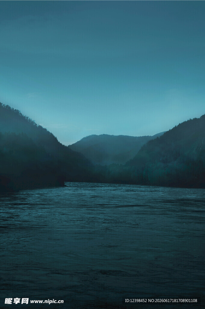 静谧山水间的幽蓝之景
