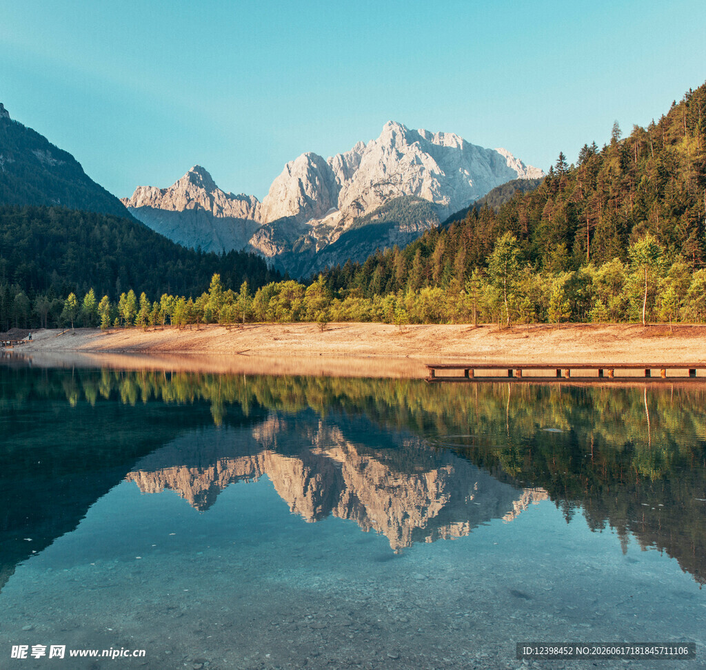 湖光山色中的壮丽山峰倒影