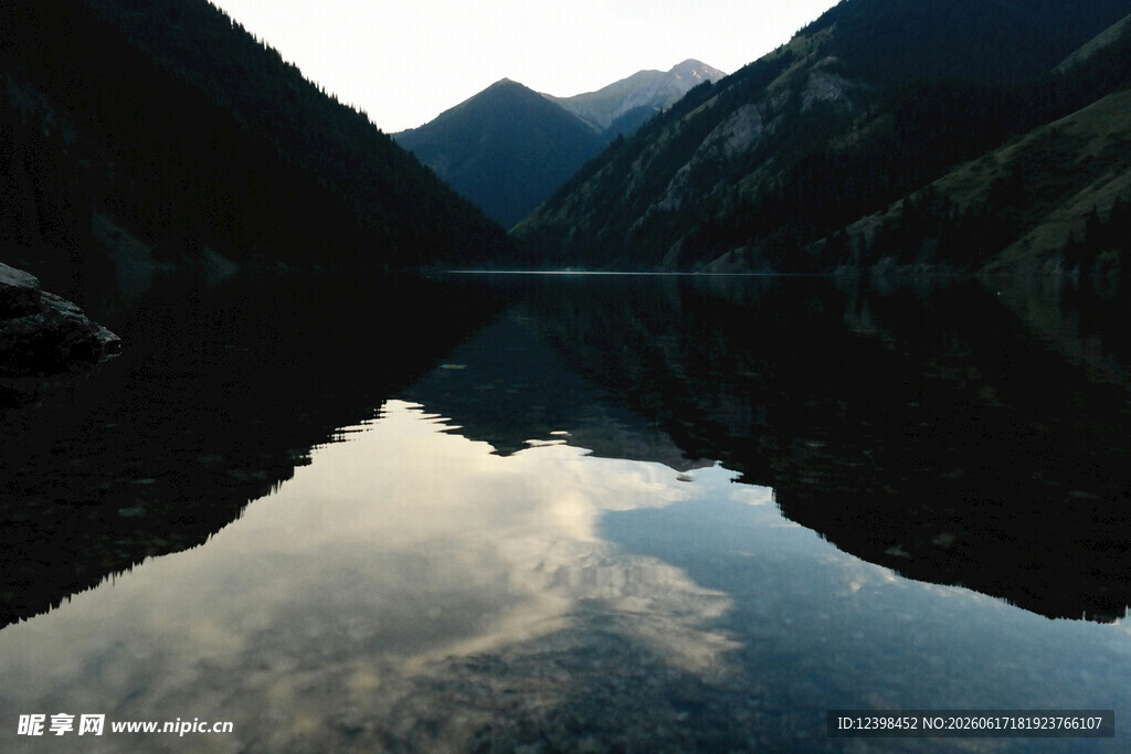山间静谧湖景