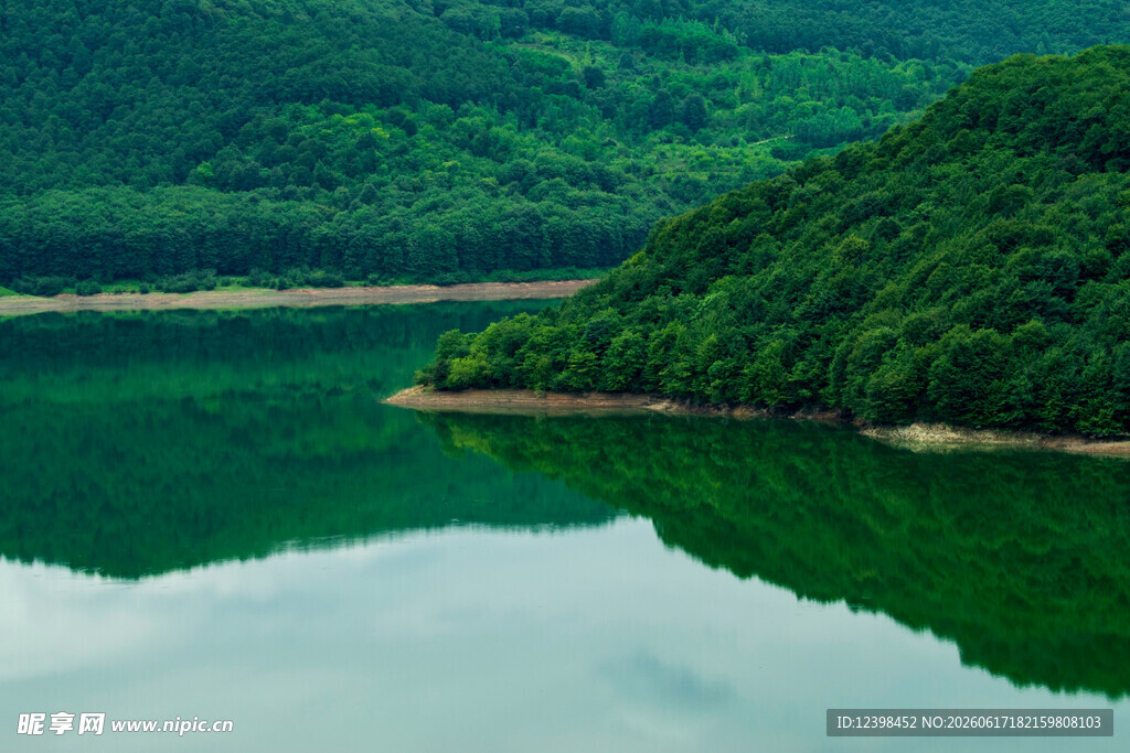 青山绿水环绕的静谧湖泊