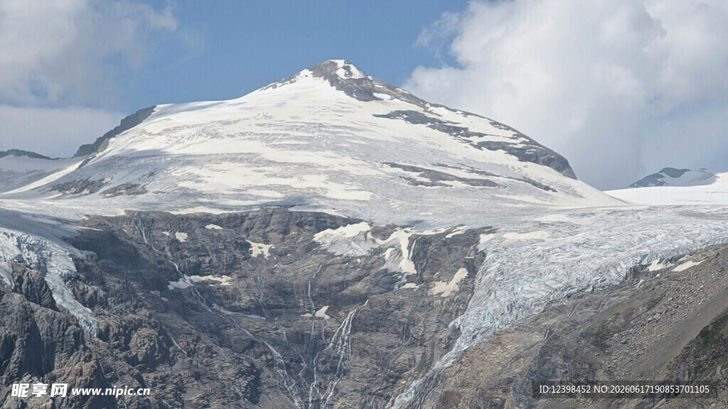 雪山山峰