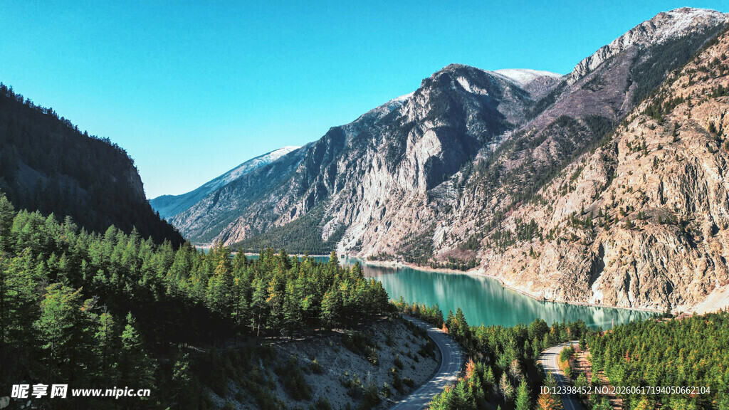 青山绿水间的秀丽山河