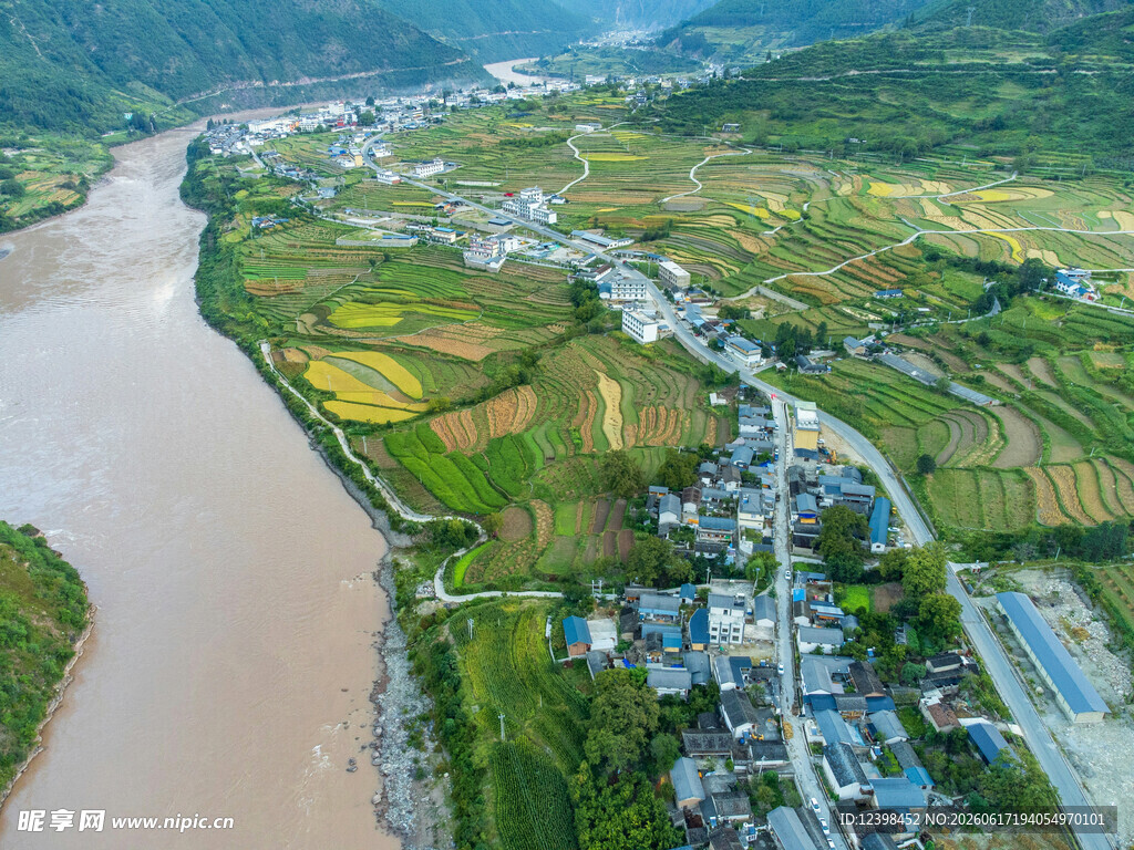 河畔乡村风光俯瞰图