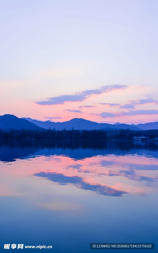 湖畔梦幻晚霞倒影美景