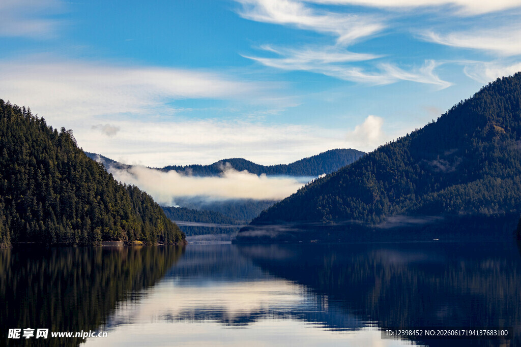 宁静山水间的美丽湖景