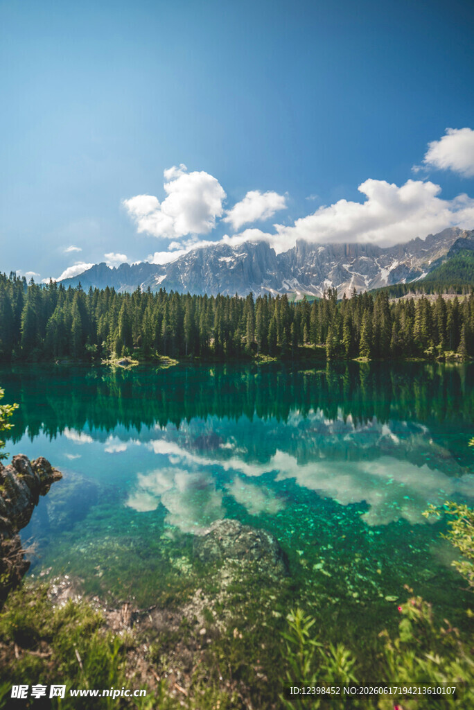 美丽清澈的高山湖泊景色