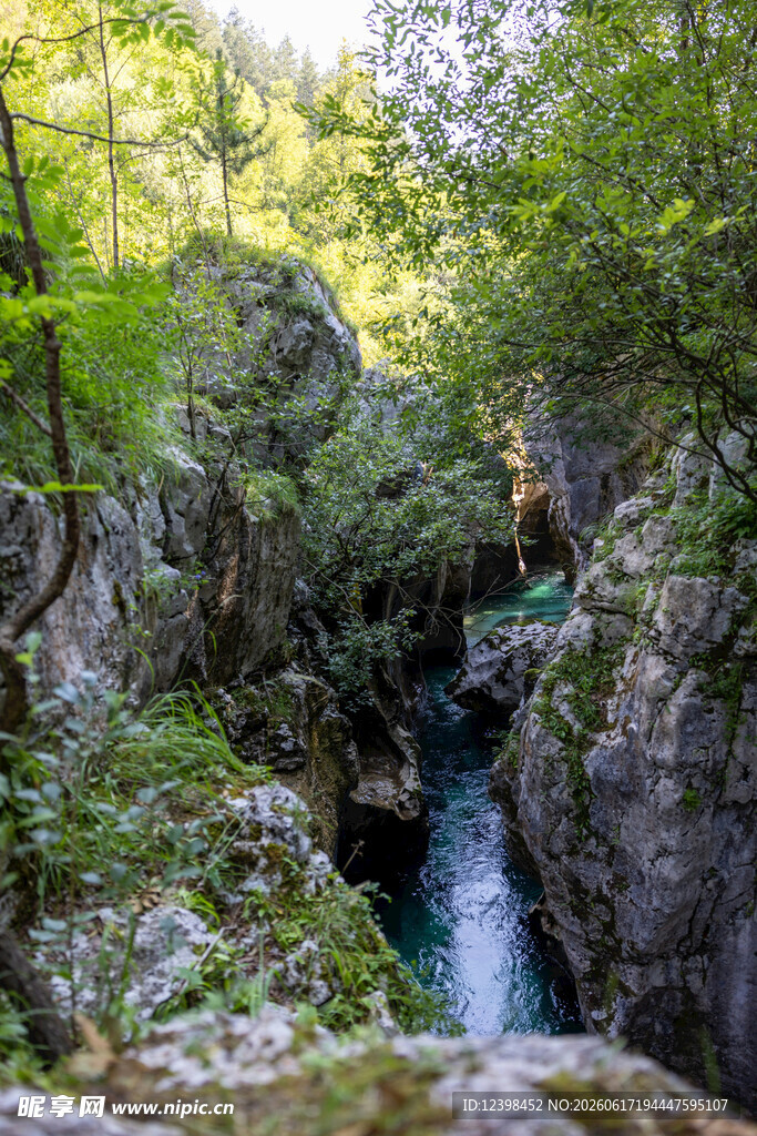 山间幽美瀑布溪流景观