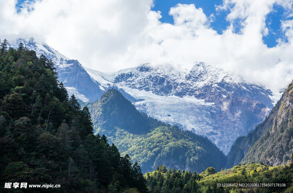 壮丽雪山与葱郁山林景观