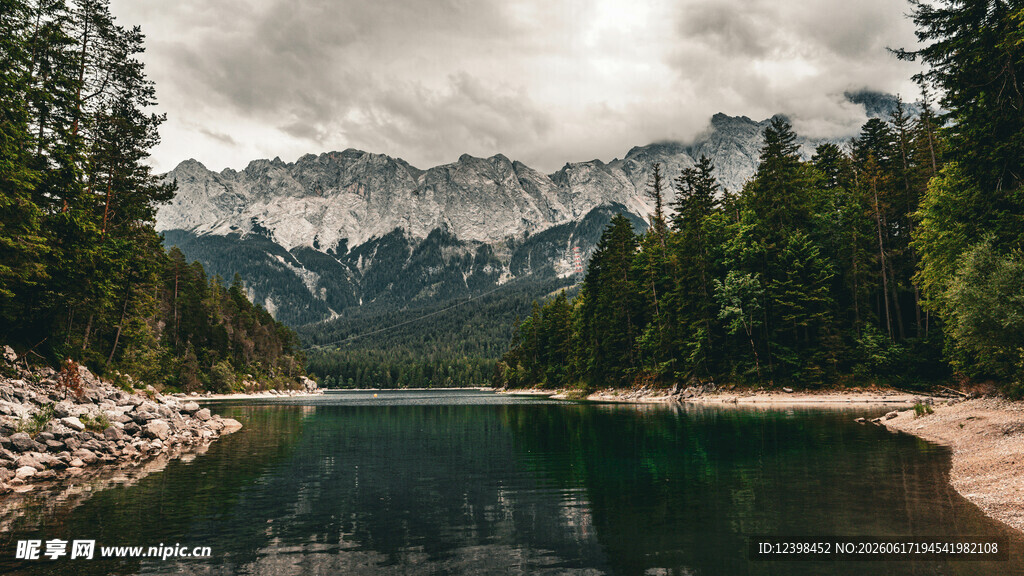 湖畔山林间的壮美山水景