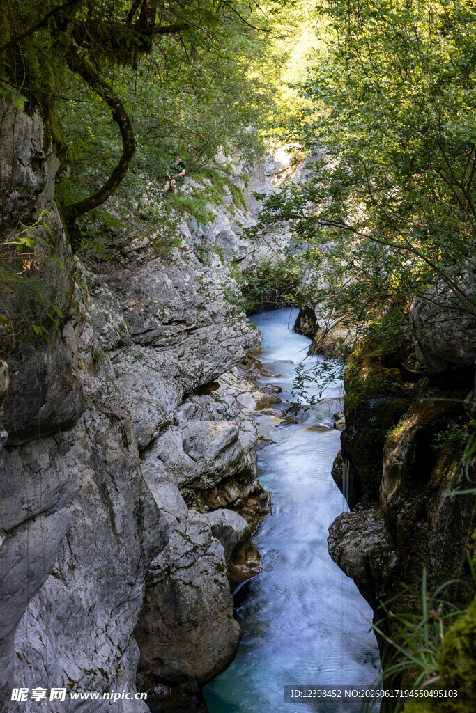 山间溪流穿岩石美景