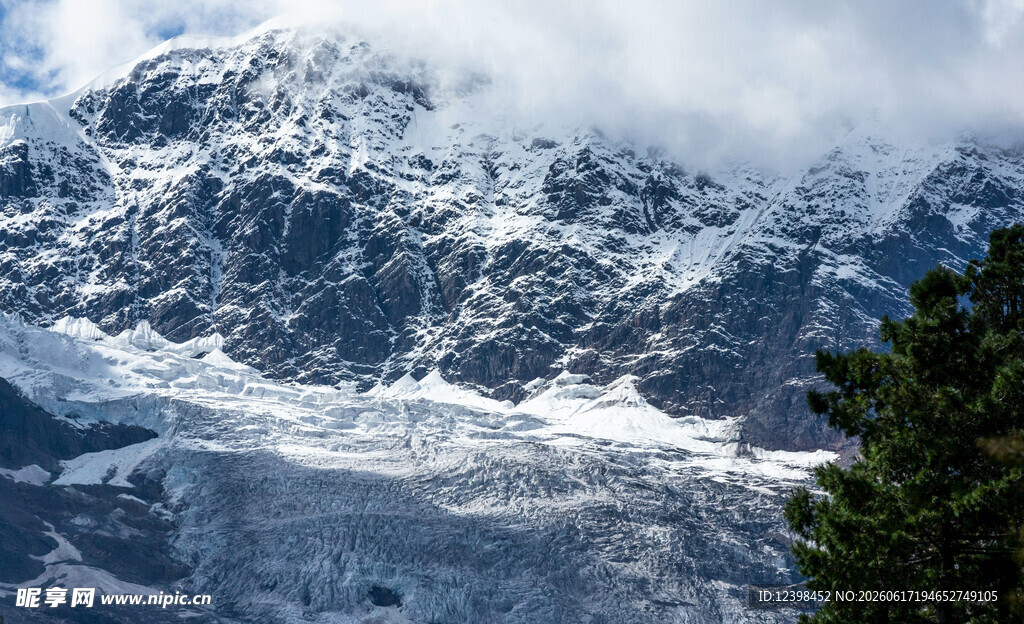 巍峨雪山壮丽景观