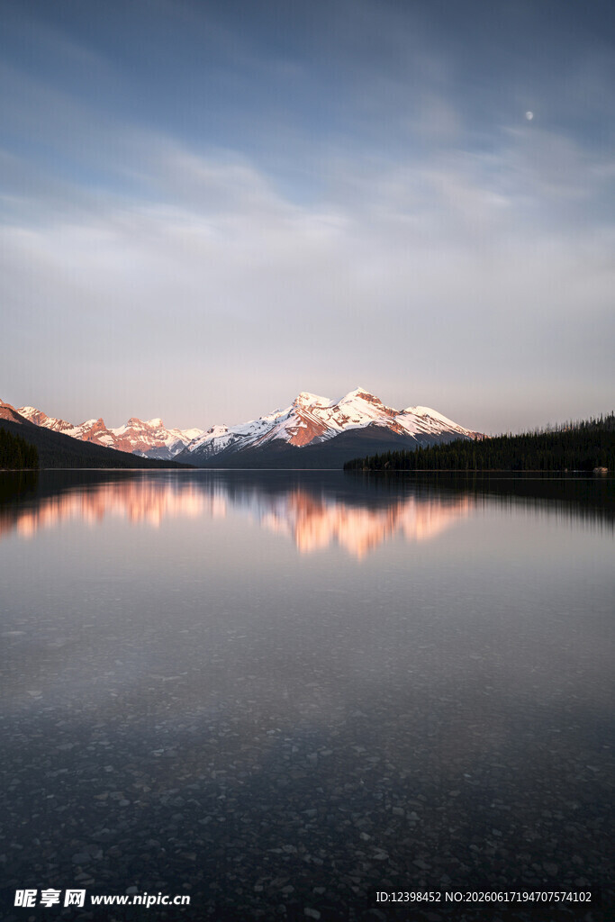 湖畔雪山倒影美景