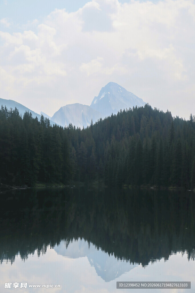 宁静湖景与远山倒影