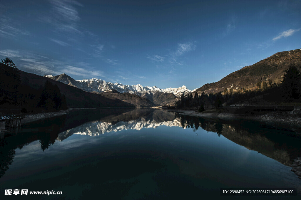 宁静雪山湖泊美景
