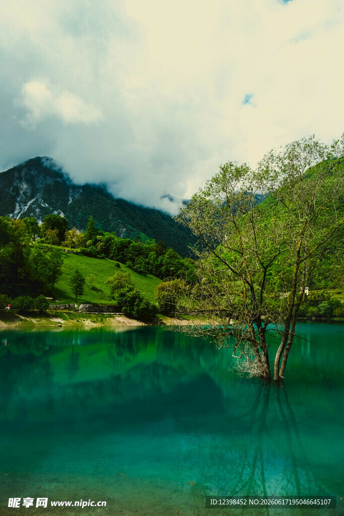 静谧湖泊