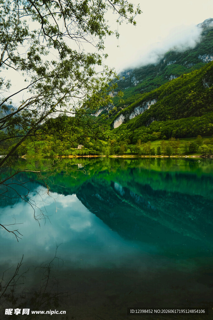 梦幻碧绿湖水与山林倒影