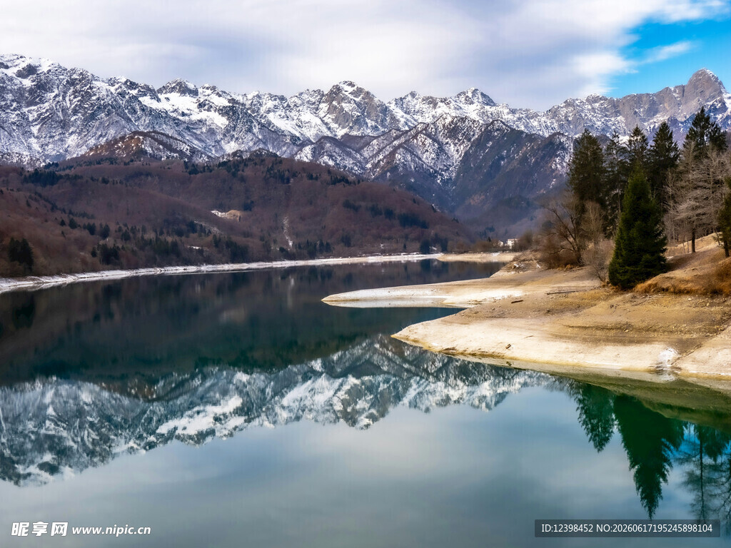 雪山下的宁静湖泊美景