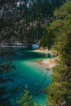 山间碧绿湖水美景