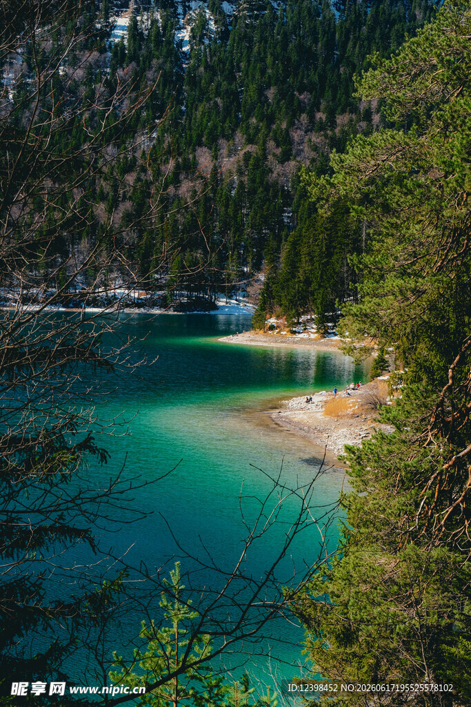 山间碧绿湖水美景
