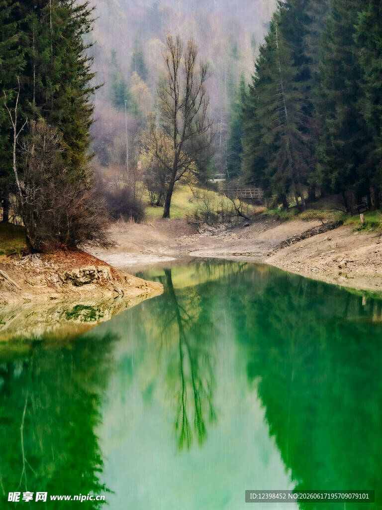 静谧的湖泊