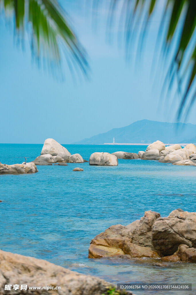海边礁石与碧蓝海水美景