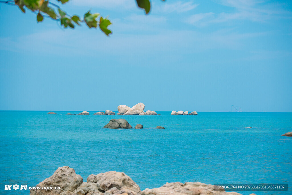 碧海蓝天中的礁石美景